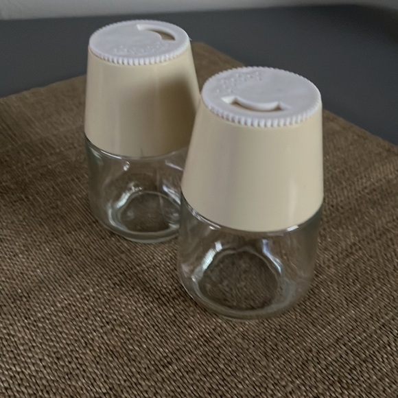 Vintage Gemco The Rangers Salt & Pepper Shakers Plastic Lid & Clear Glass Jar - Picture 3 of 6